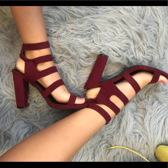 Maroon heels - Picture 3 of 4